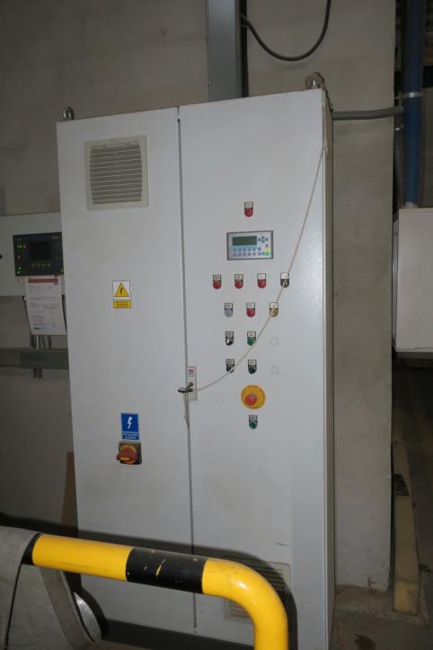 Stroji v tovarni pohištva-4