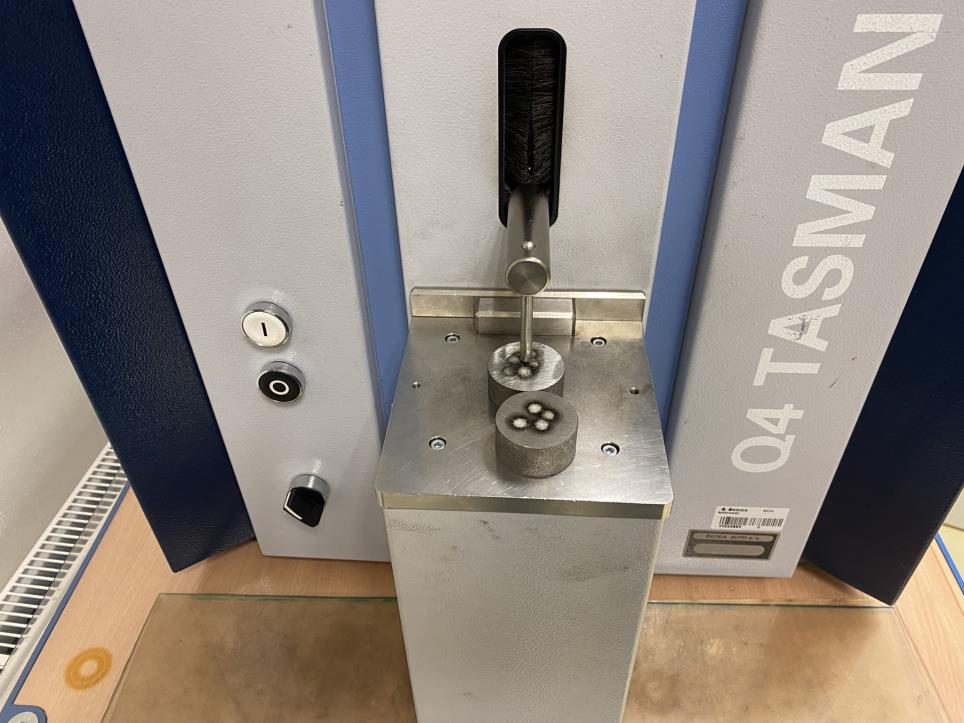 Roboty przemysłowe, maszyny do obróbki metalu, urządzenia pomiarowe i testujące itp.-3