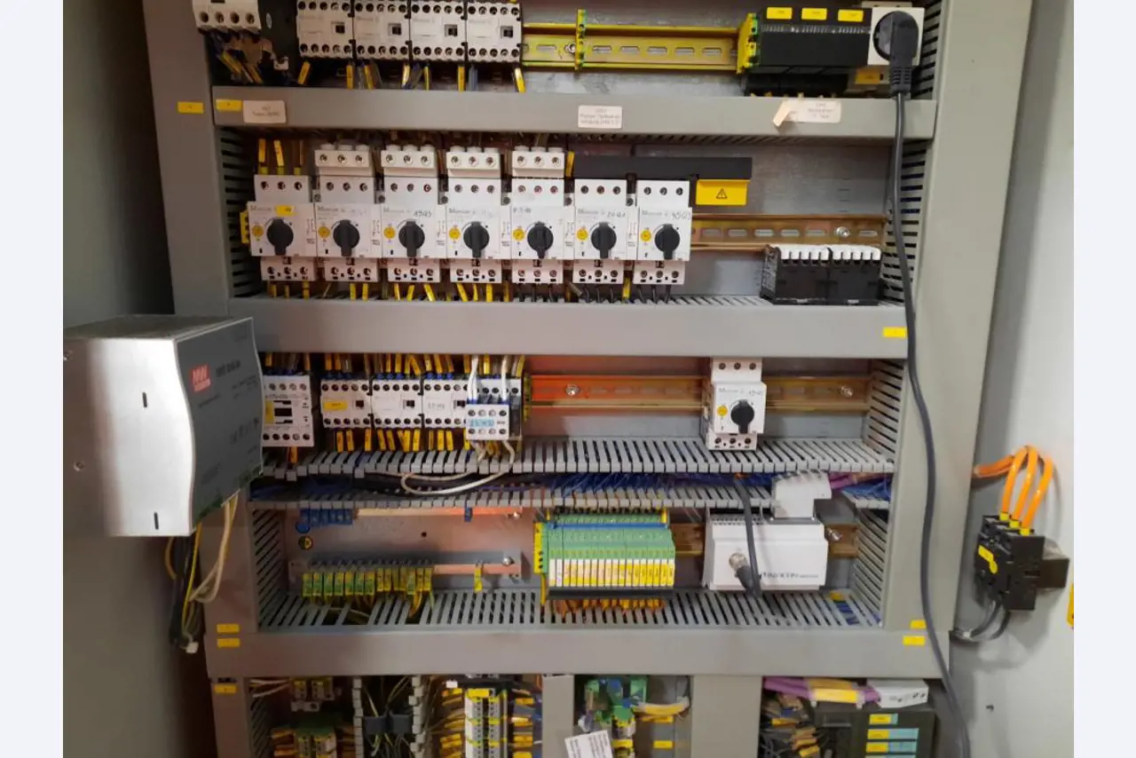Máquinas y equipos de una fábrica de contadores de gas-8