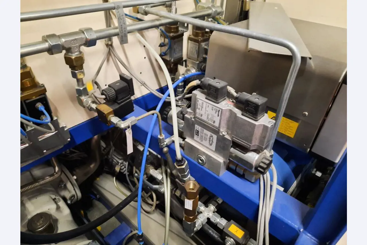 Máquinas y equipos de una fábrica de contadores de gas-11