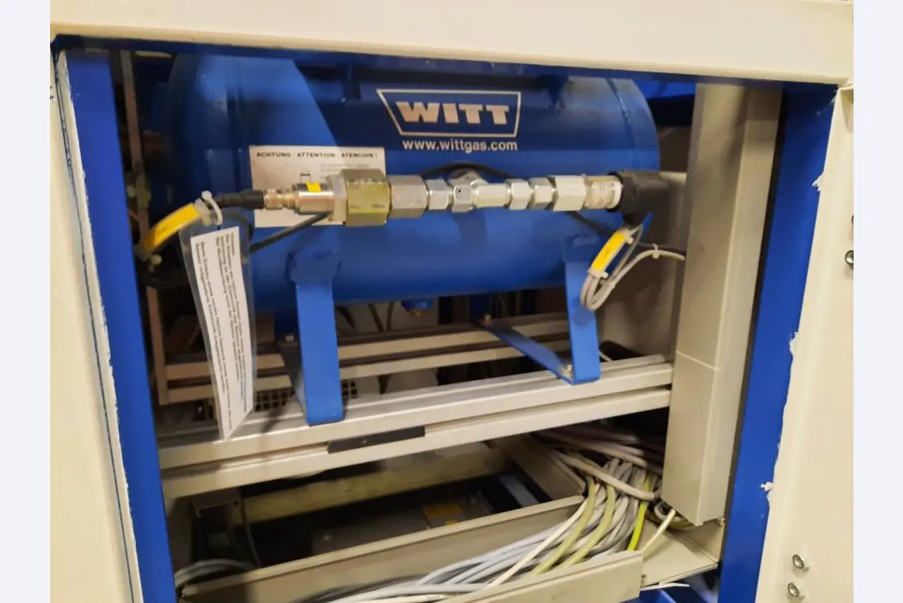 Máquinas y equipos de una fábrica de contadores de gas-13