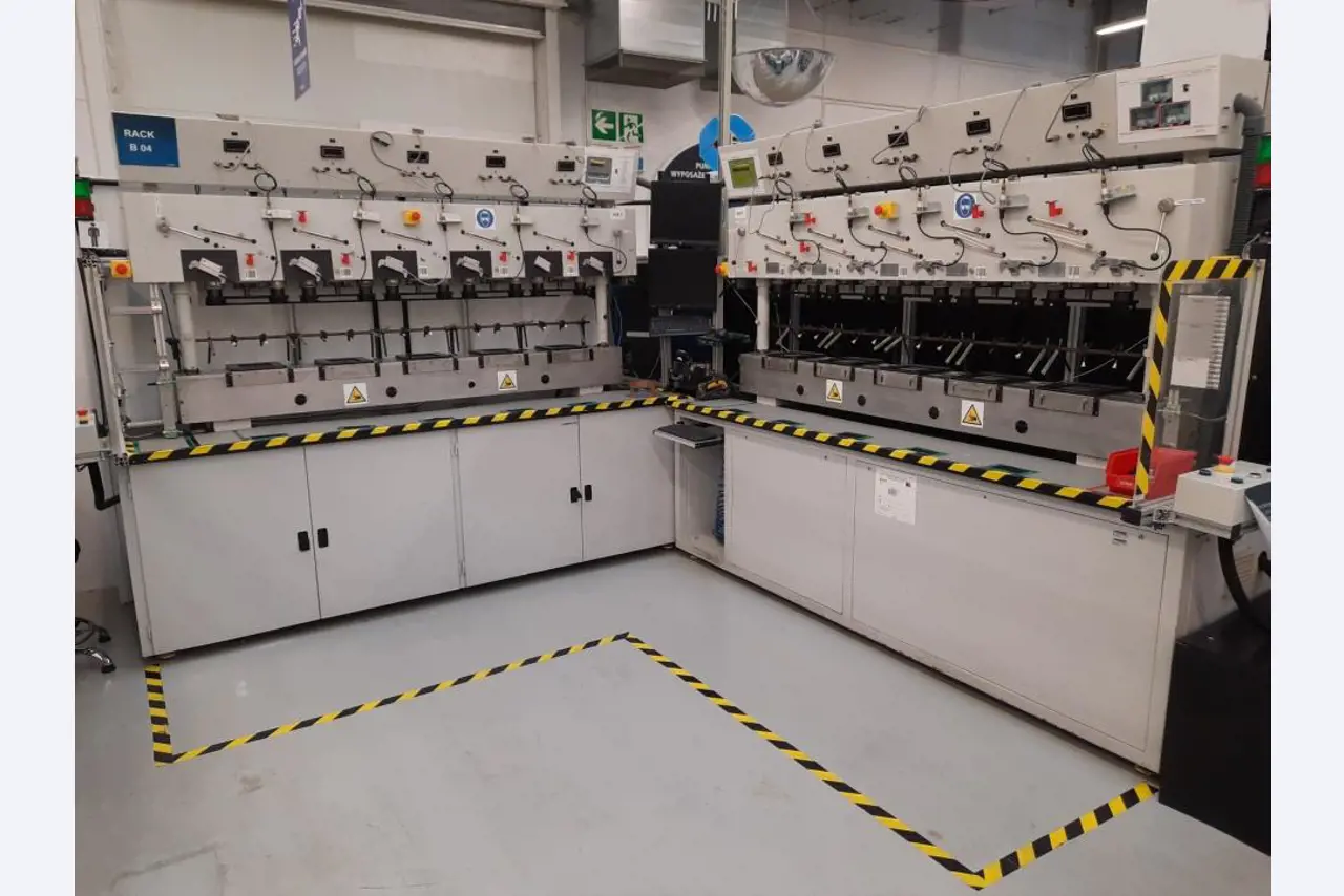 Máquinas e equipamentos de uma fábrica de contadores de gás-1