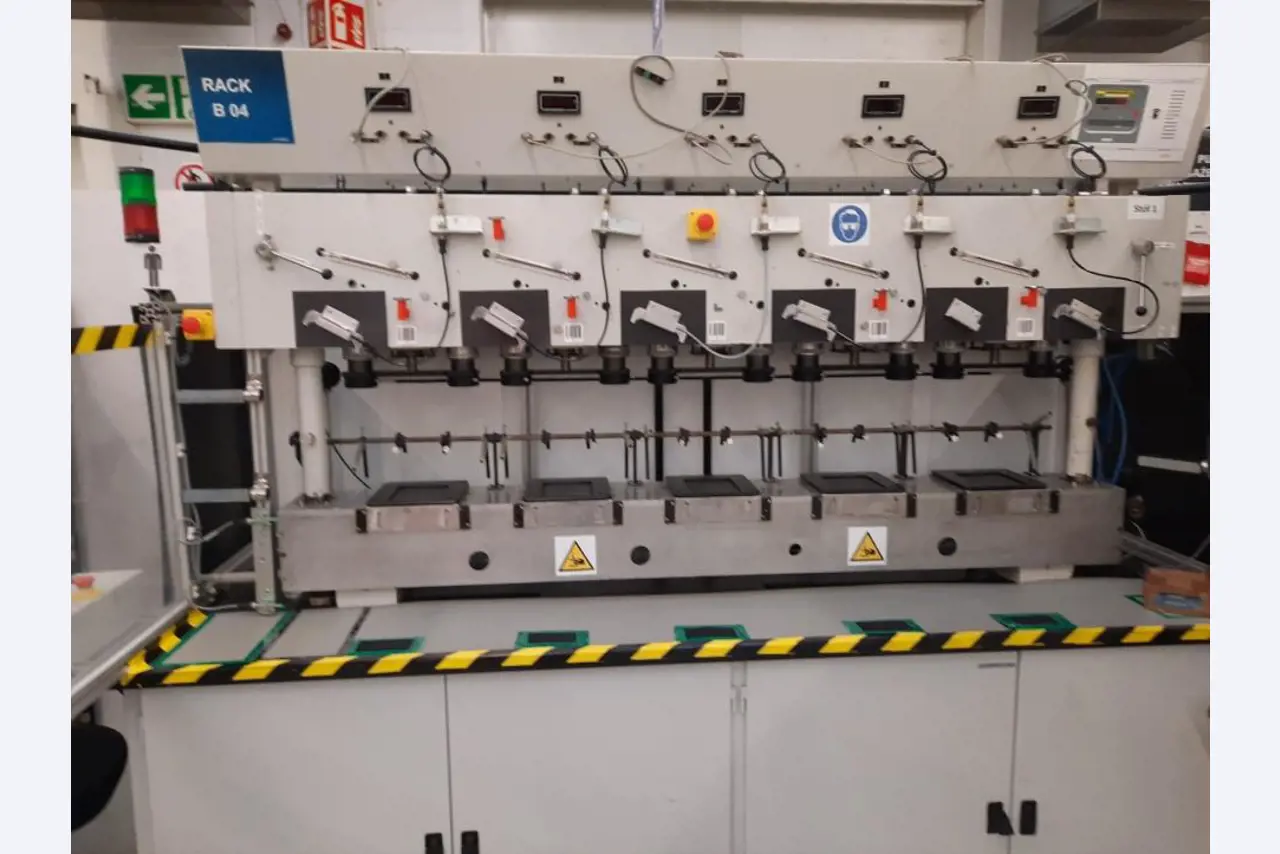 Máquinas e equipamentos de uma fábrica de contadores de gás-2