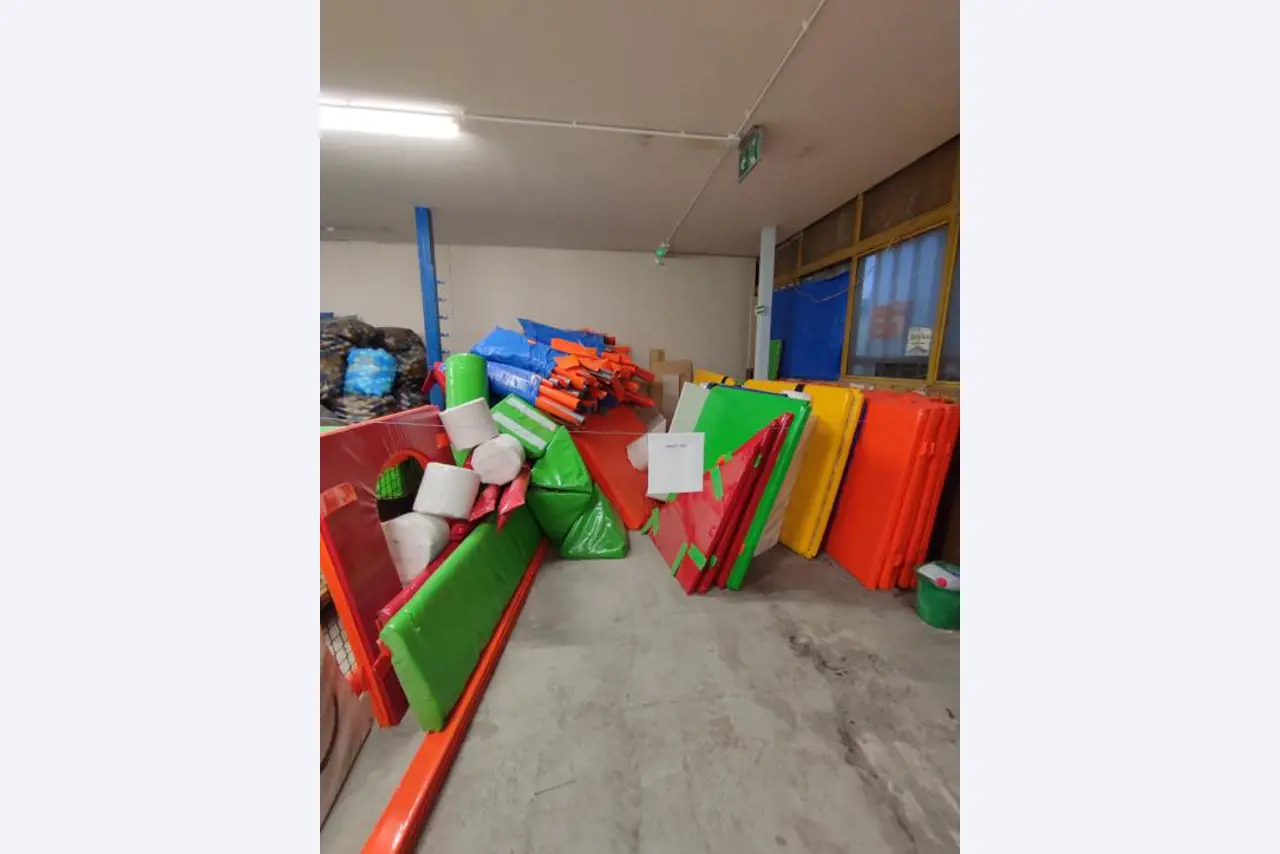 Construcción en bastidor de un parque infantil cubierto con accesorios, Monkey Grove, pista Ninja, "esponjas" de juegos blandos-14