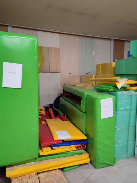 Rámová konstrukce vnitřního dětského hřiště s příslušenstvím, opičí háj, nindža dráha, měkké hrací "houby"-15