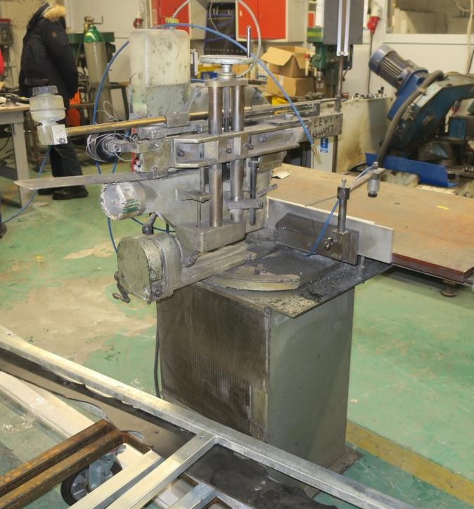 Termoformadoras y máquinas para trabajar el metal-3