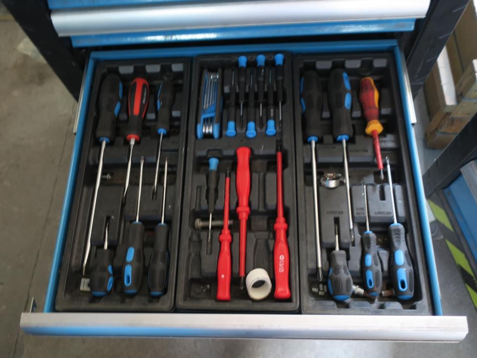 Skladiščna oprema, električna orodja in strojni deli-5