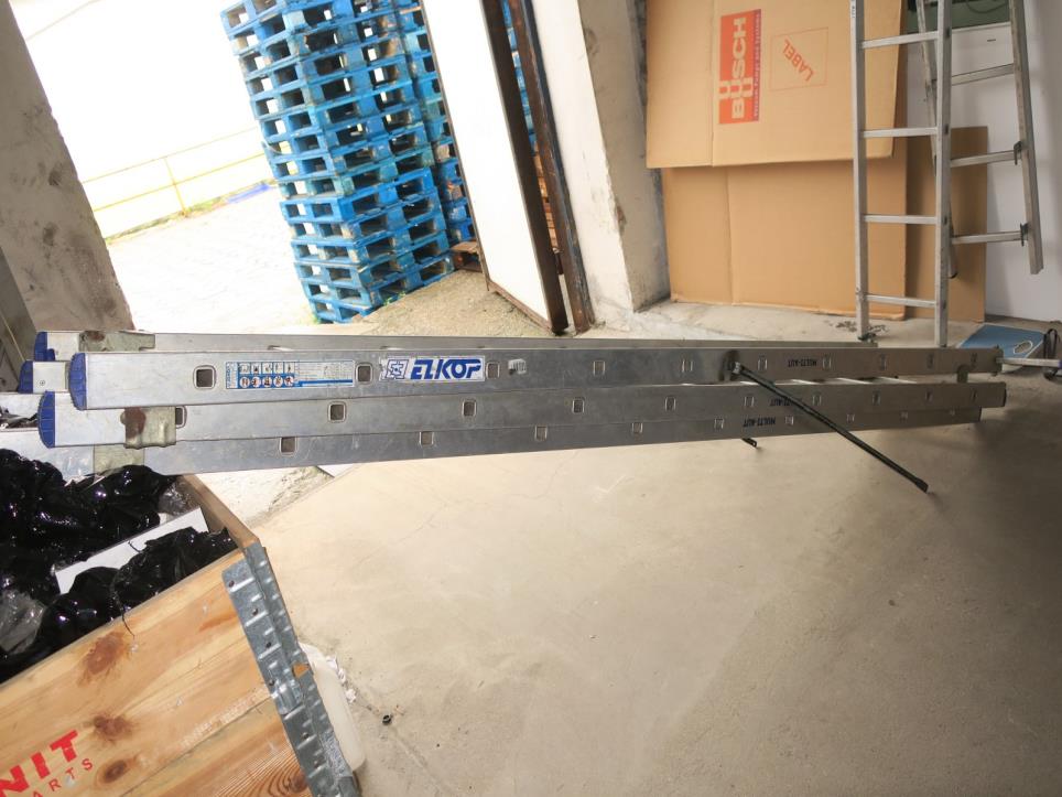 Skladové vybavení, elektrické nářadí a strojní součásti-3