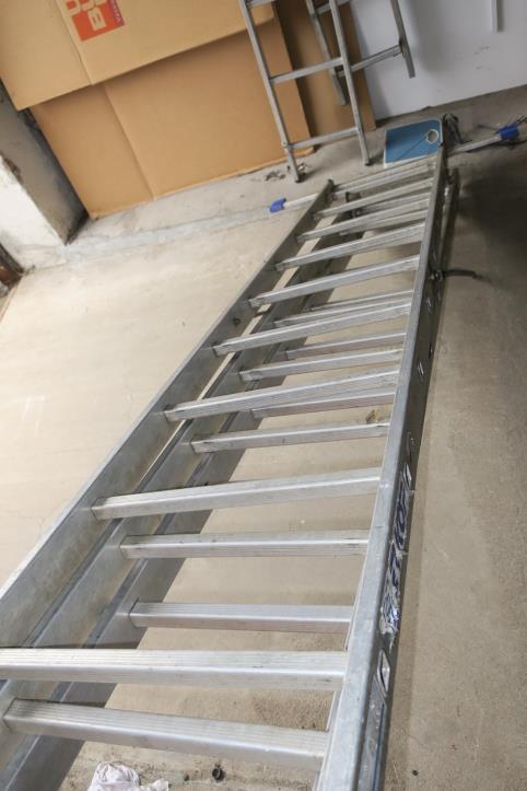 Skladové vybavení, elektrické nářadí a strojní součásti-4