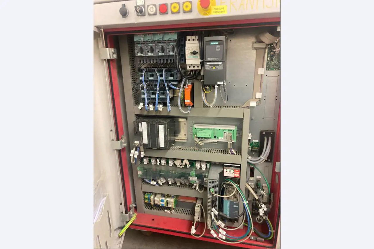 Maquinaria (construcción de vehículos) y equipos de explotación y oficina-5