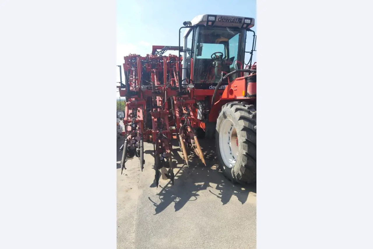 Self-propelled 3-row top-lifting harvester-7