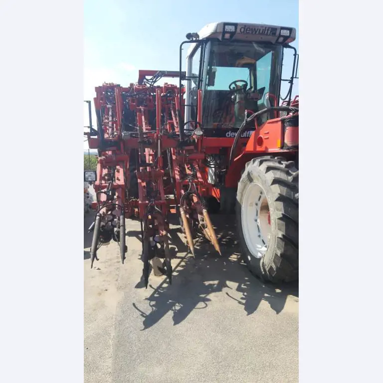 Self-propelled 3-row top-lifting harvester-7