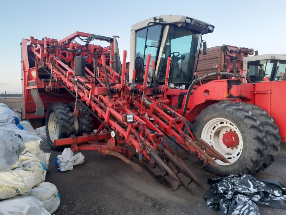 Samobiezny 3-rzedowy kombajn unoszacy za nac-1