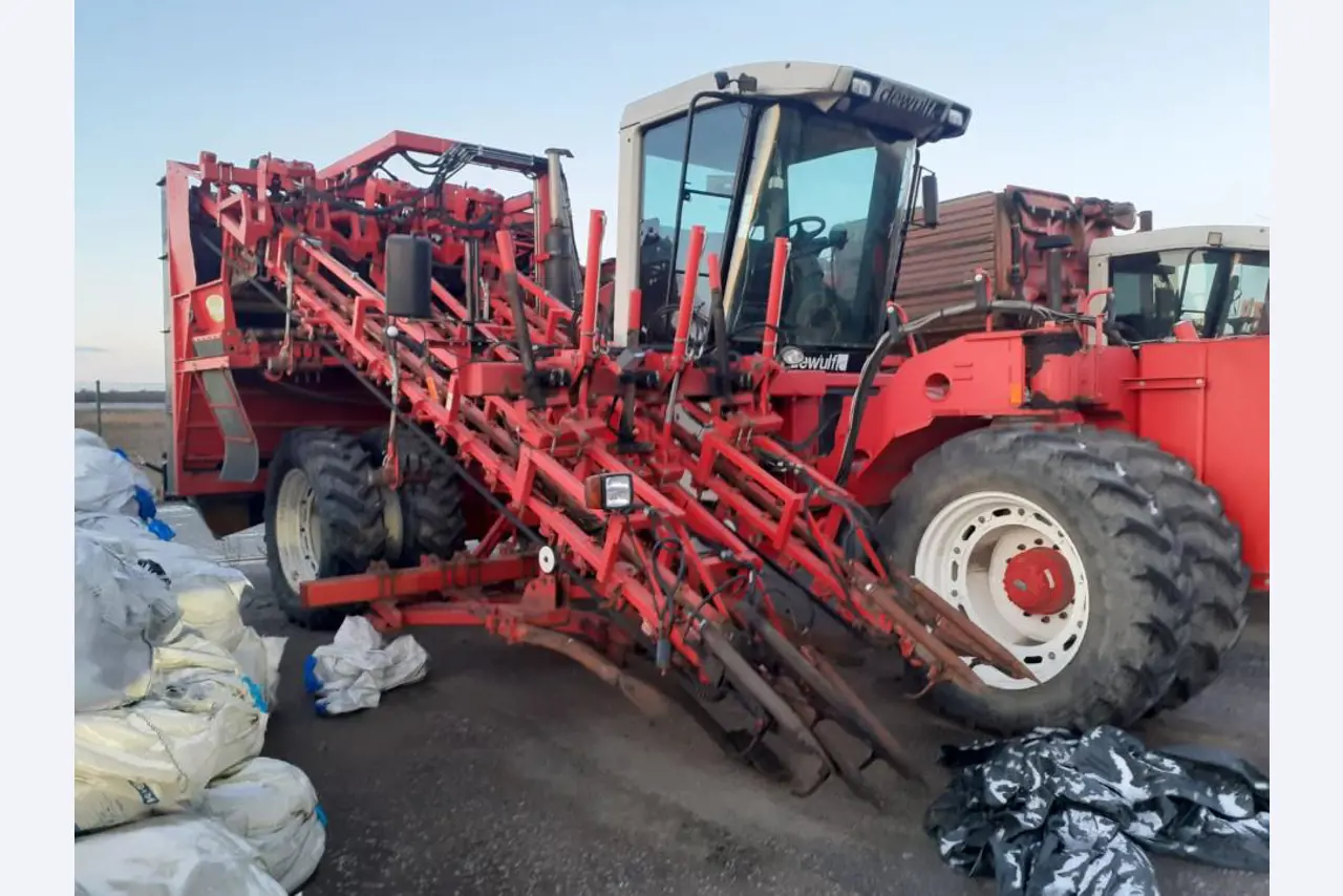 Self-propelled 3-row top-lifting harvester-1