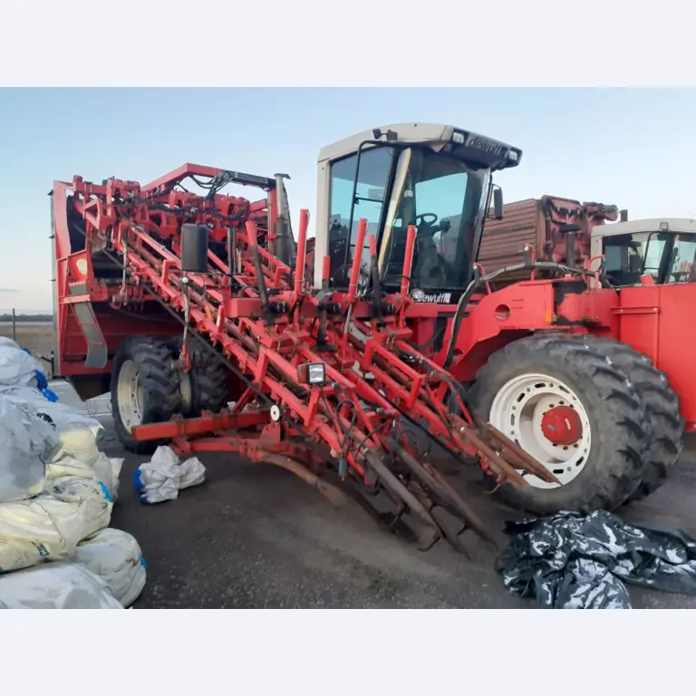 Self-propelled 3-row top-lifting harvester-1