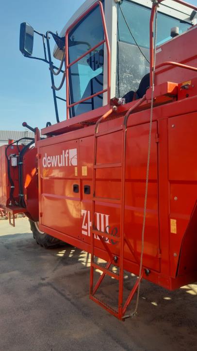 Samobiezny 3-rzedowy kombajn unoszacy za nac-8