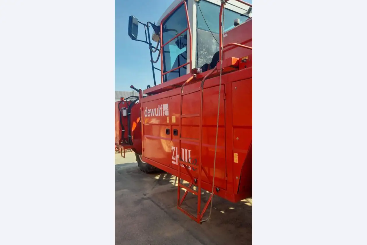 Self-propelled 3-row top-lifting harvester-8