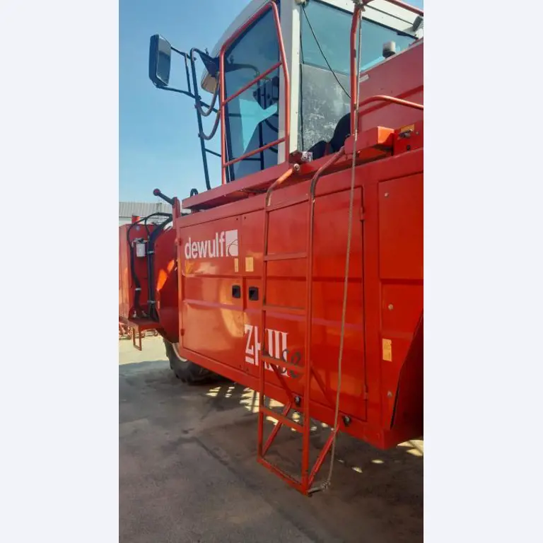 Self-propelled 3-row top-lifting harvester-8