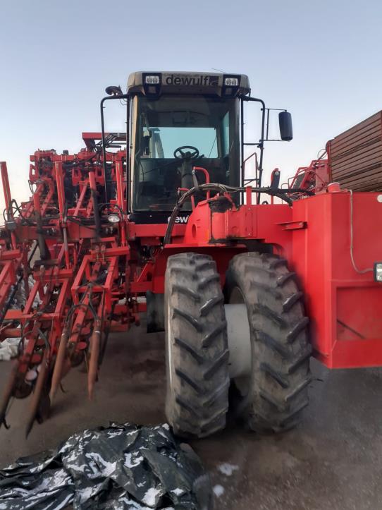 Samobiezny 3-rzedowy kombajn unoszacy za nac-2