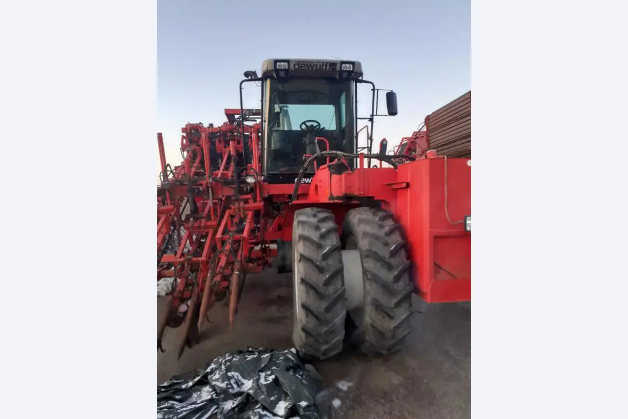 Self-propelled 3-row top-lifting harvester-2