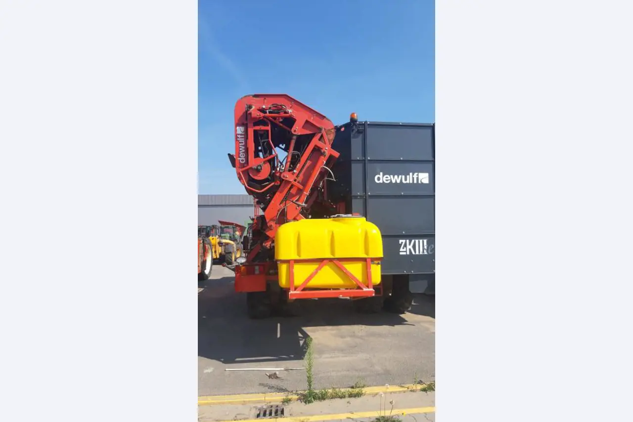 Self-propelled 3-row top-lifting harvester-9