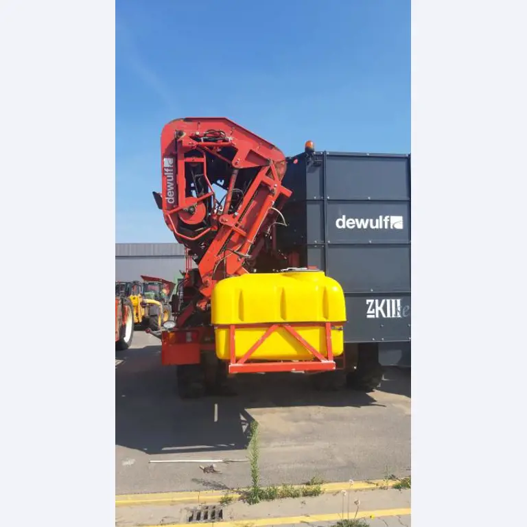 Self-propelled 3-row top-lifting harvester-9