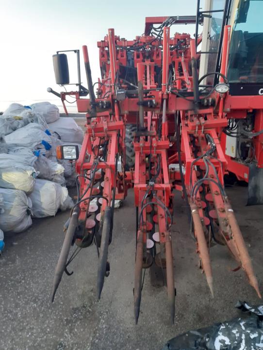 Samobiezny 3-rzedowy kombajn unoszacy za nac-3