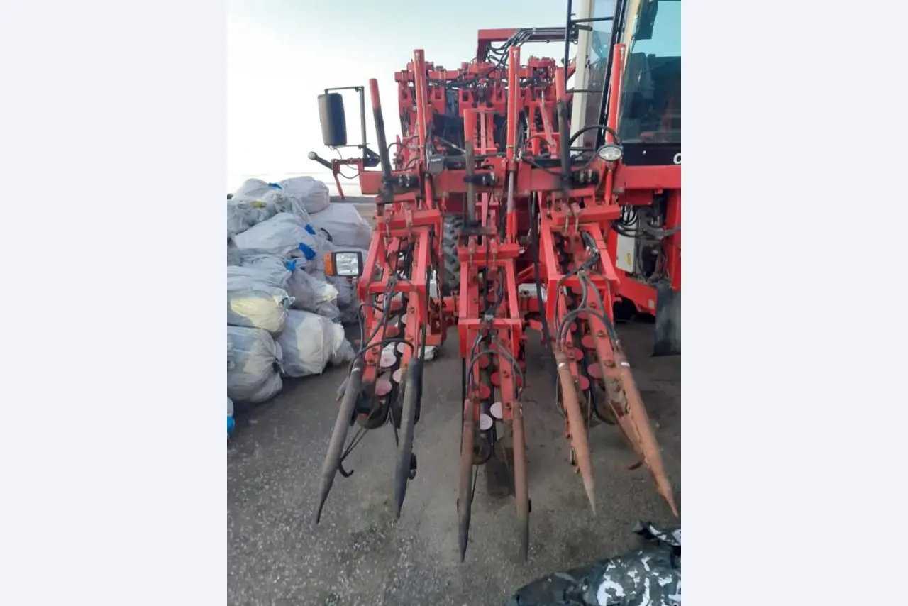 Self-propelled 3-row top-lifting harvester-3