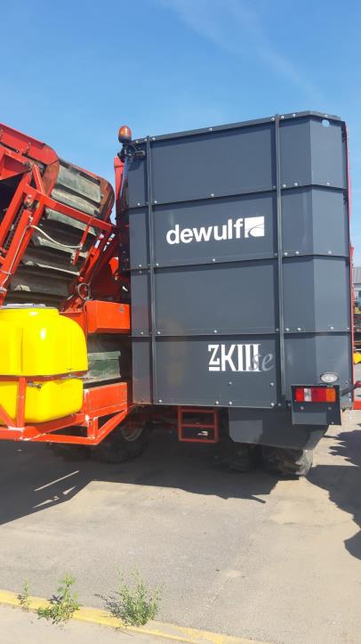 Samobiezny 3-rzedowy kombajn unoszacy za nac-10