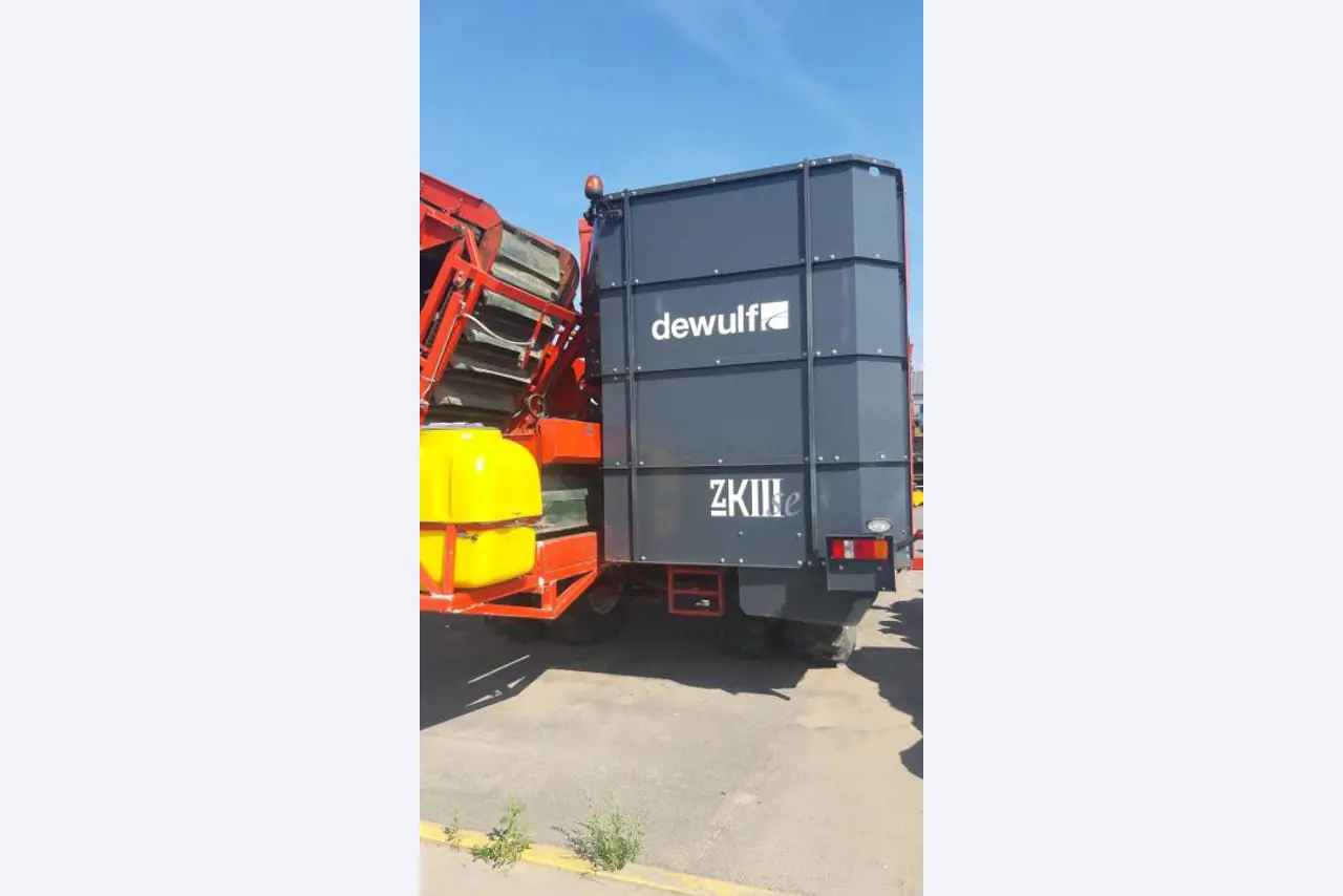 Self-propelled 3-row top-lifting harvester-10