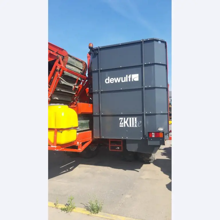 Self-propelled 3-row top-lifting harvester-10