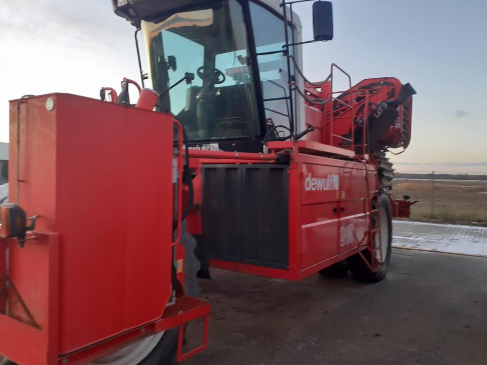 Samobiezny 3-rzedowy kombajn unoszacy za nac-4