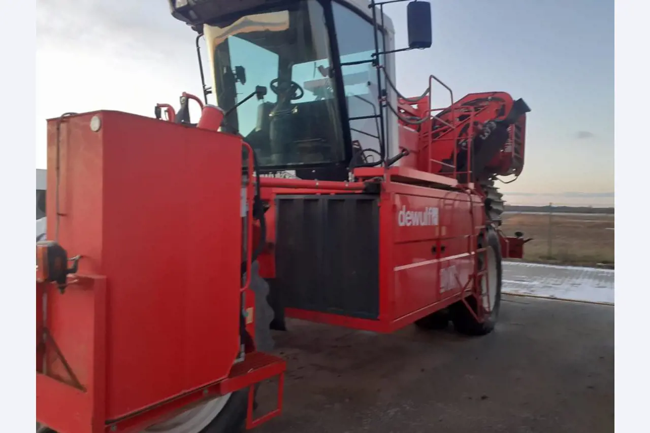 Self-propelled 3-row top-lifting harvester-4