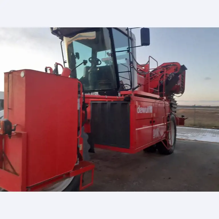 Self-propelled 3-row top-lifting harvester-4