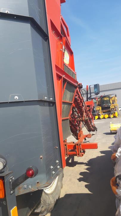 Samobiezny 3-rzedowy kombajn unoszacy za nac-11