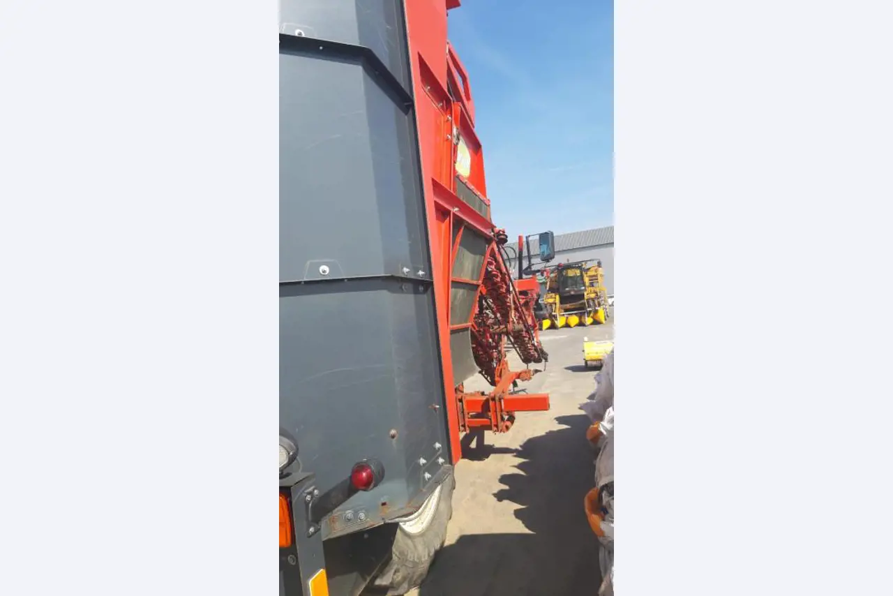 Self-propelled 3-row top-lifting harvester-11