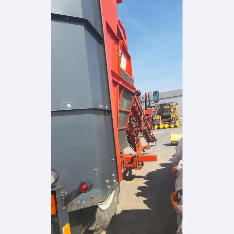 Self-propelled 3-row top-lifting harvester-11