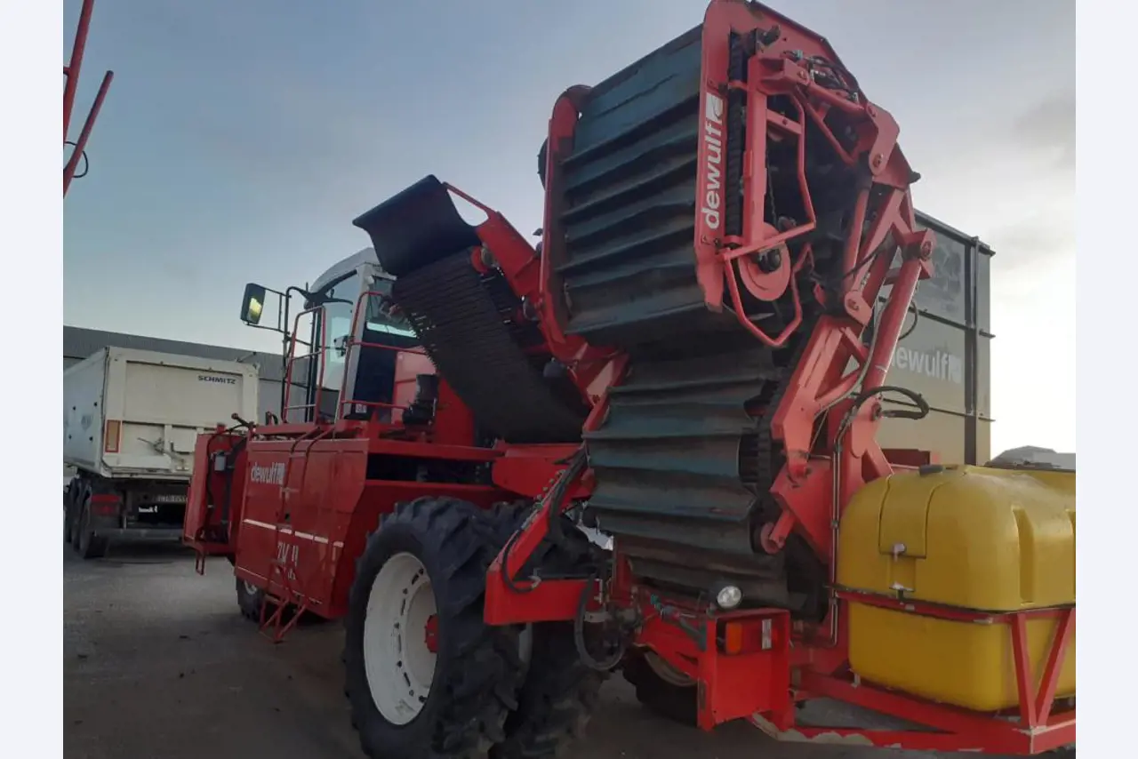 Self-propelled 3-row top-lifting harvester-5