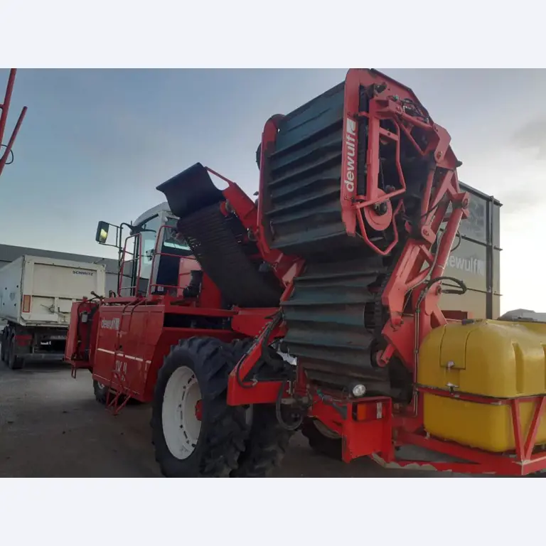 Self-propelled 3-row top-lifting harvester-5