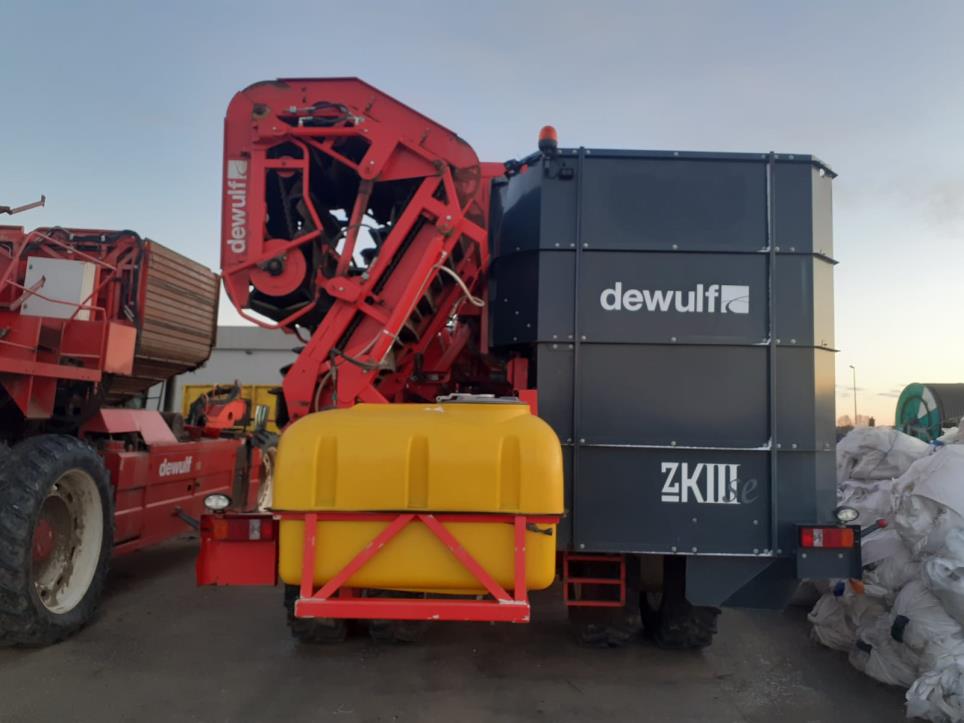 Samobiezny 3-rzedowy kombajn unoszacy za nac-6