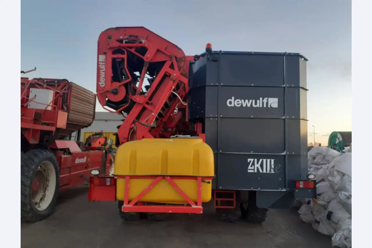 Self-propelled 3-row top-lifting harvester-6