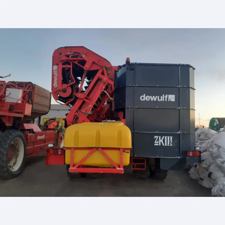 Self-propelled 3-row top-lifting harvester-6