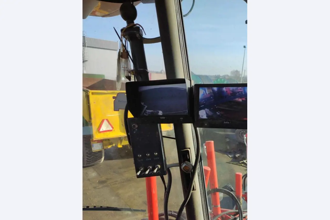 Self-propelled 3-row top-lifting harvester-14