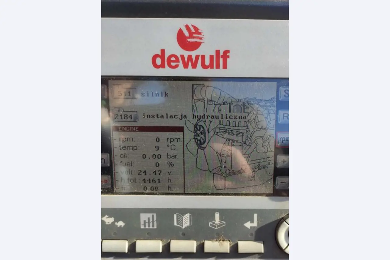 Self-propelled 3-row top-lifting harvester-12