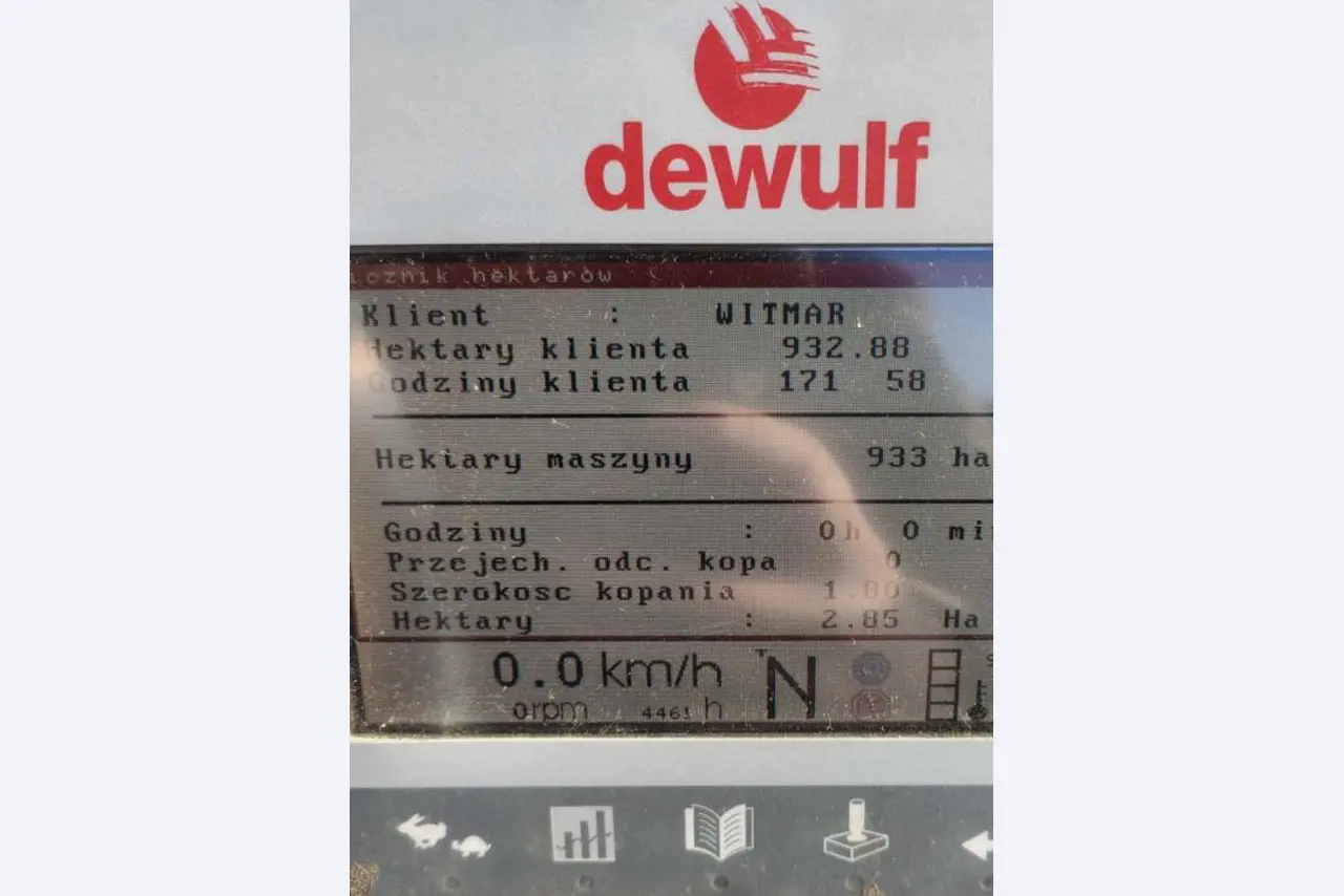 Self-propelled 3-row top-lifting harvester-13