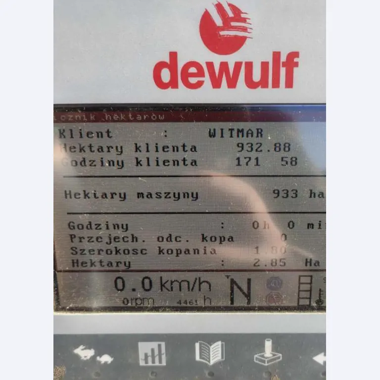 Self-propelled 3-row top-lifting harvester-13