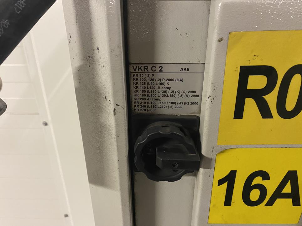 Prumyslové roboty, kovoobrábecí stroje, IT servery a gastro zarízení-7