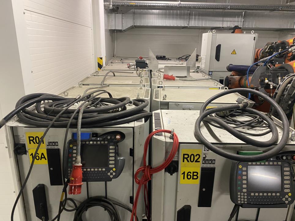 Prumyslové roboty, kovoobrábecí stroje, IT servery a gastro zarízení-6