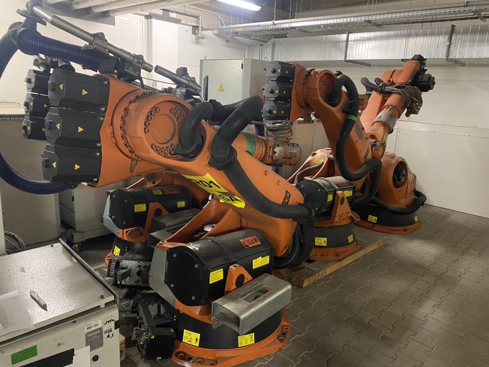 Prumyslové roboty, kovoobrábecí stroje, IT servery a gastro zarízení-3