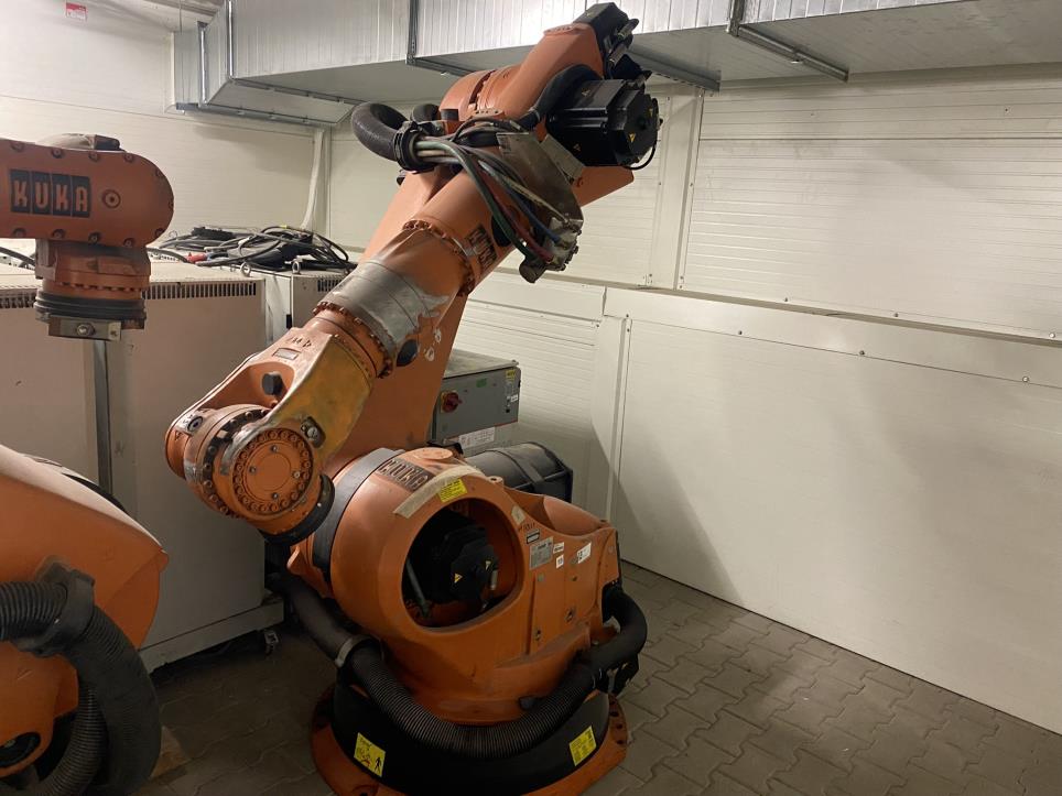 Prumyslové roboty, kovoobrábecí stroje, IT servery a gastro zarízení-2